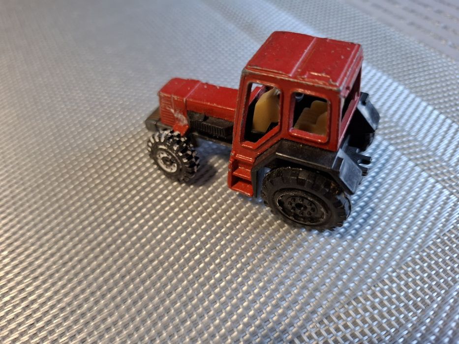 Model traktor skala 1:64