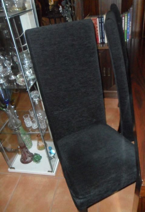Mesa e cadeiras estofadas em preto