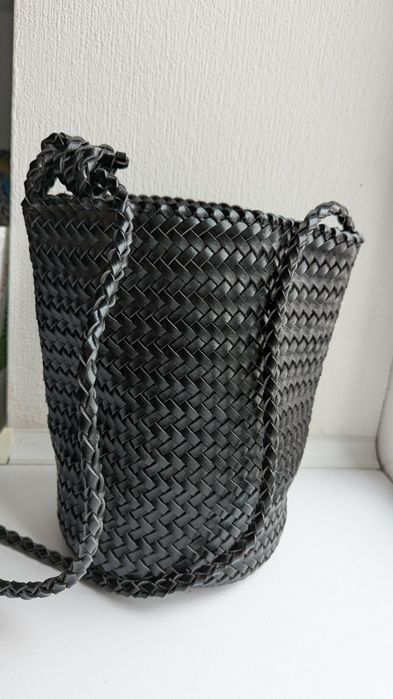 Стильна чорна плетена сумка