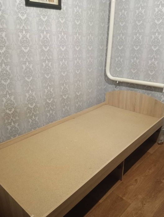 Одно спальне ліжко з матрацом