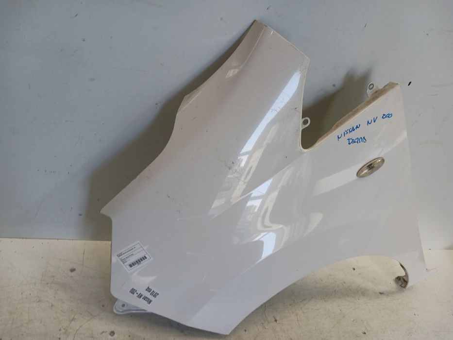 Guarda-lamas esquerdo NISSAN NV200 Furgão/Combi (M20)