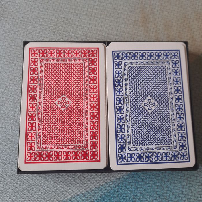 Baralho de cartas em caixa