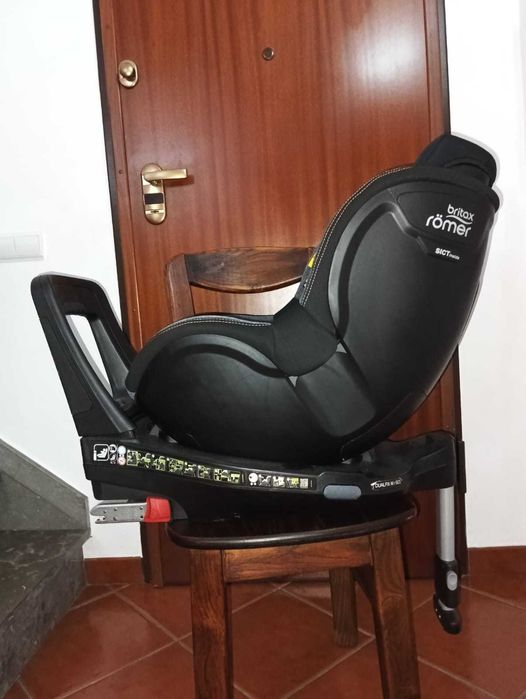 Cadeira Britax Römer Dualfix M i-Size – Gira 360° / Isofix / 61-105cm