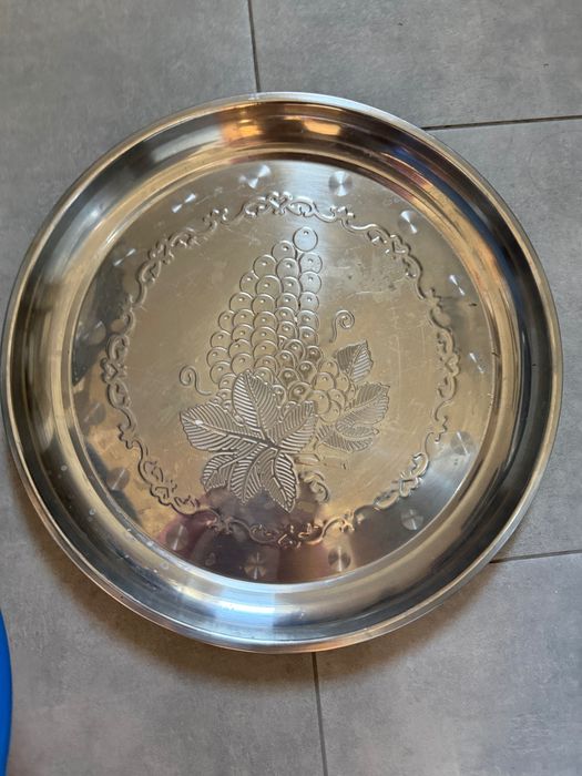 Піднос металевий і 2 пластмасові