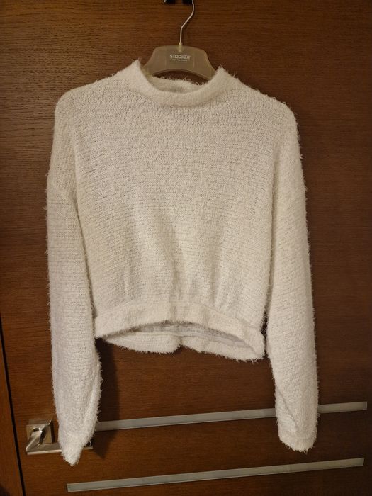 Biały sweter bershka