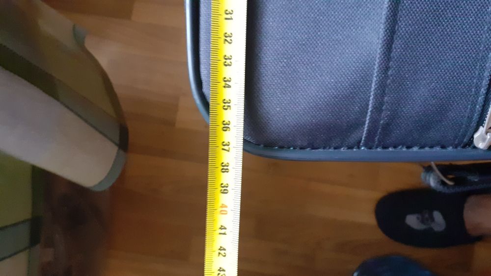 Чемодан на колесиках.