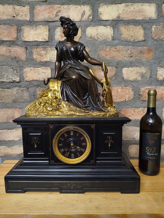 Francuski zegar kominkowy, brąz patynowany i złocony, na marmurze