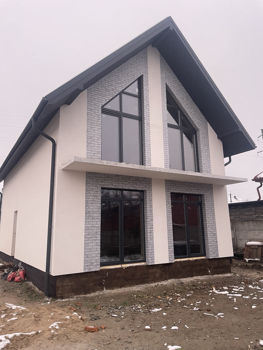 Новозбудований сучасний будинок