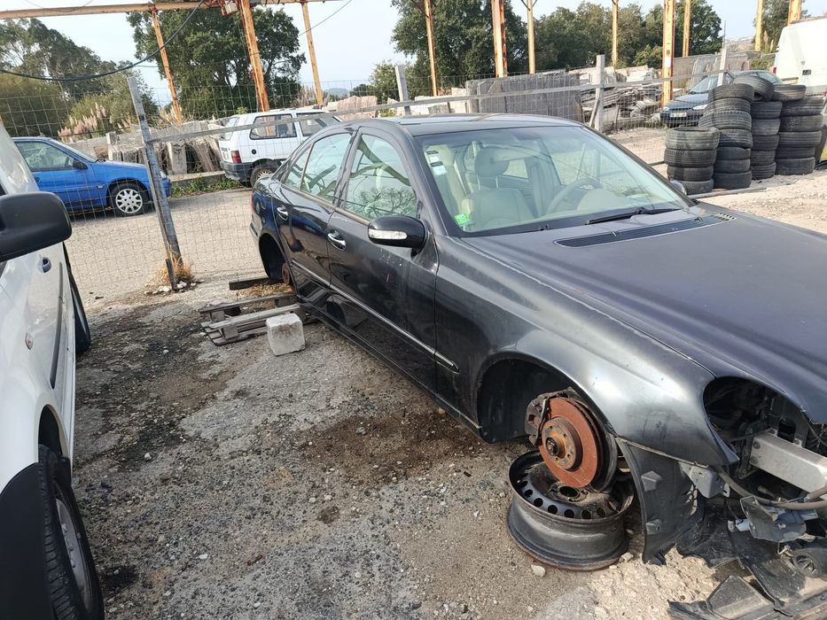Mercedes-Benz E 240 W211 2.6 V6 a gasolina, de 2002/2008, vendido completo para reparação ou para peças.