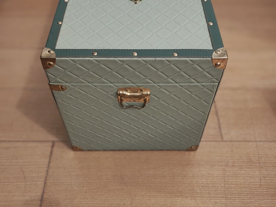 Baú verde elegante  com detalhes dourados tipo cofre