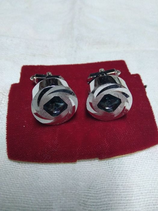 Vários botões de punhos de camisa