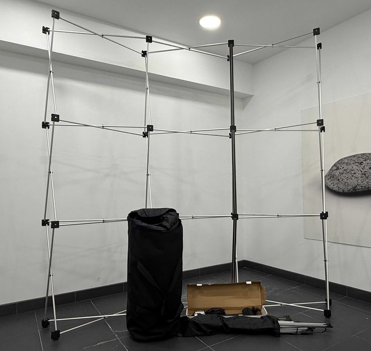 Pop Up Display Magnético 2,5x2,5m com Luzes e Trolley – Como Novo