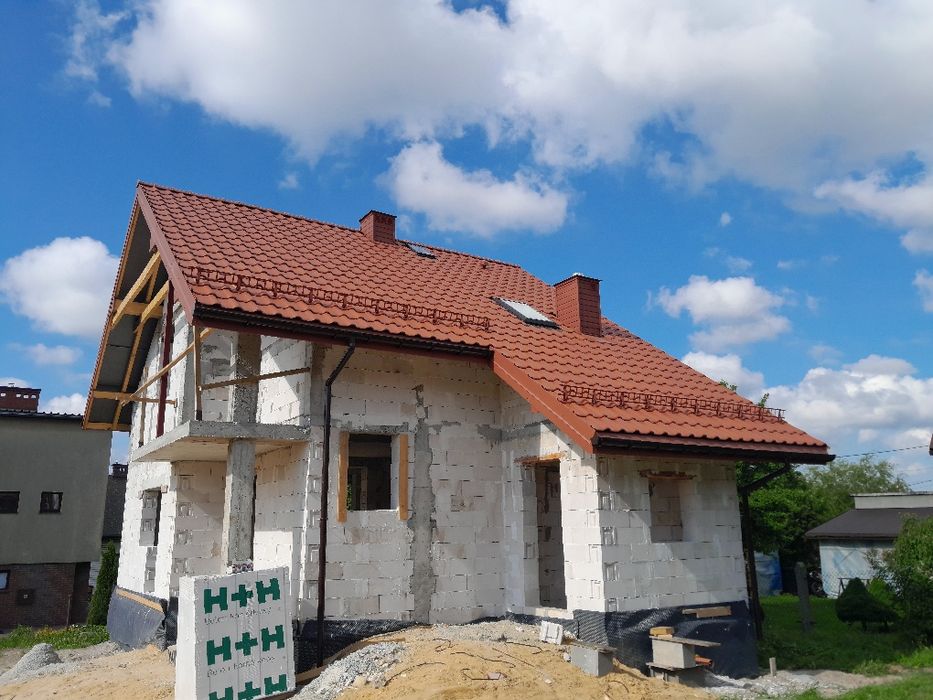 Usługi dekarskie , remonty i budowa dachów .