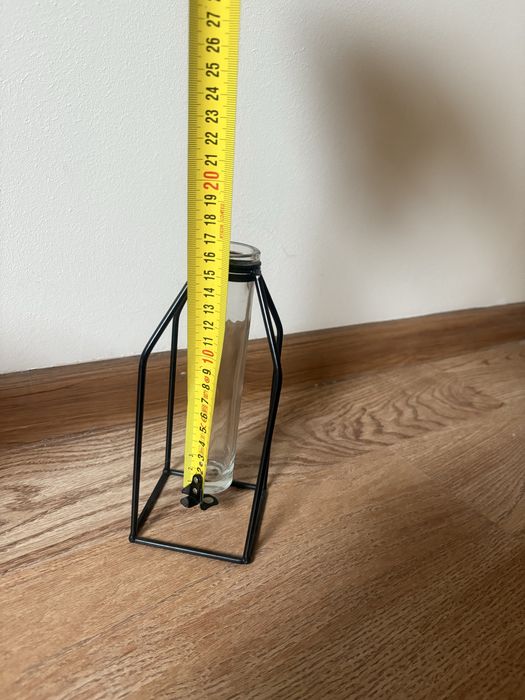 Wazon probówkowy w czarnej geometrycznej ramce