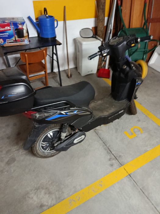 Vendo secuter eletrica com cerca de 2000km0 km  mas com as baterias avariadas