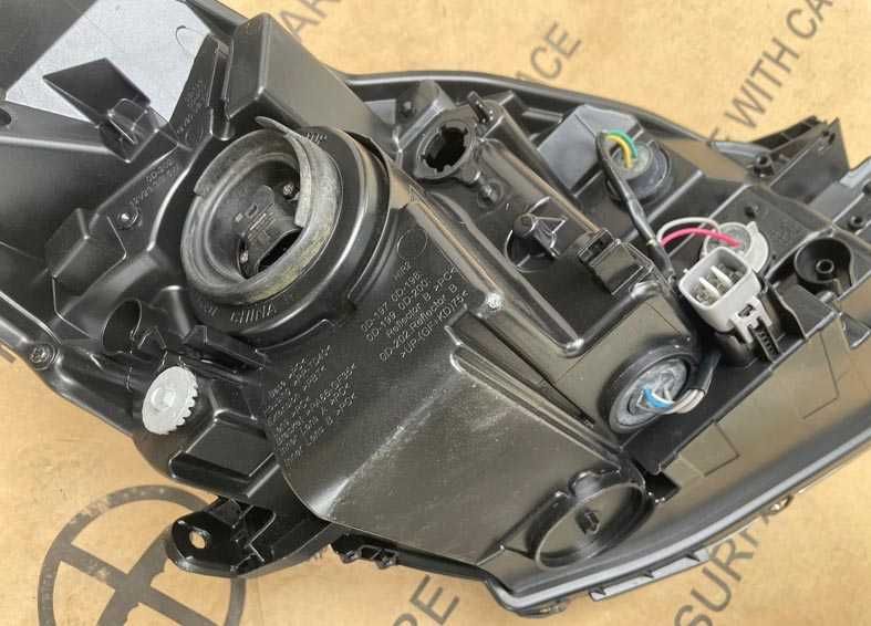 oticas frontais ESQ/DT toyota yaris III . fase 3 . 17-20