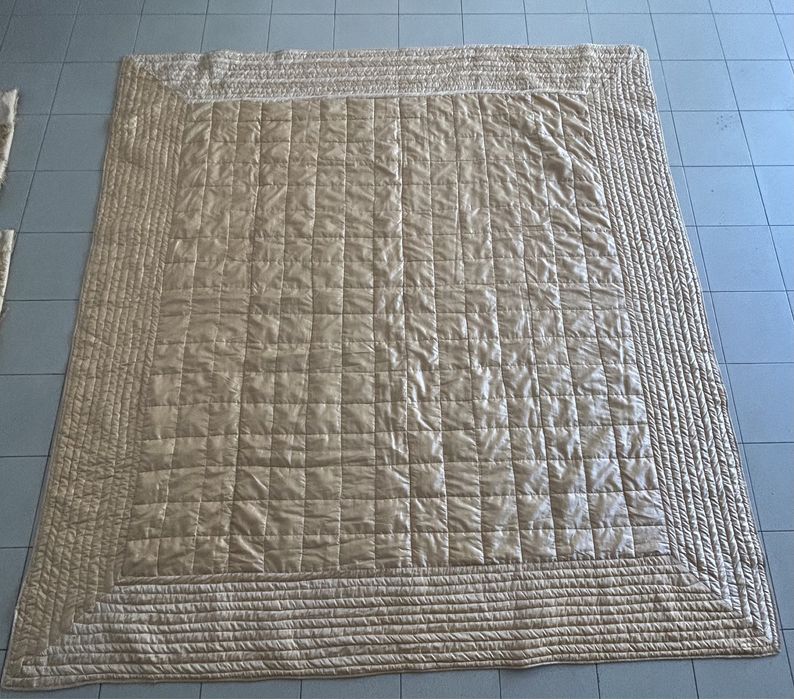 Colcha dourada de casal + 2 almofadas