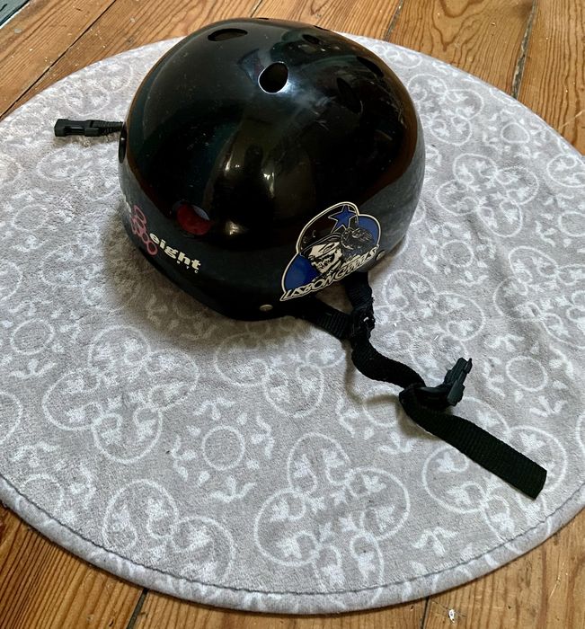 Capacete triple eight