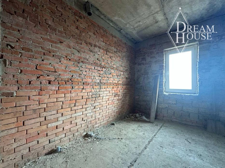 Продаж недобудованого будинку з гаражем для Фури