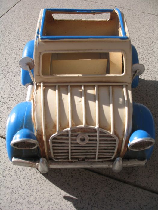 Carro tipo brinquedo em chapa