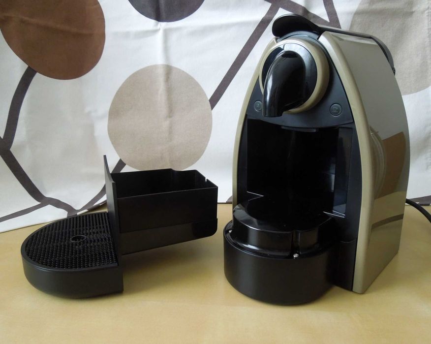 Máquina Nespresso Essenza Krups - como nova, quase sem uso
