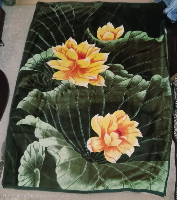 Покрывало-плед с цветочным узором.