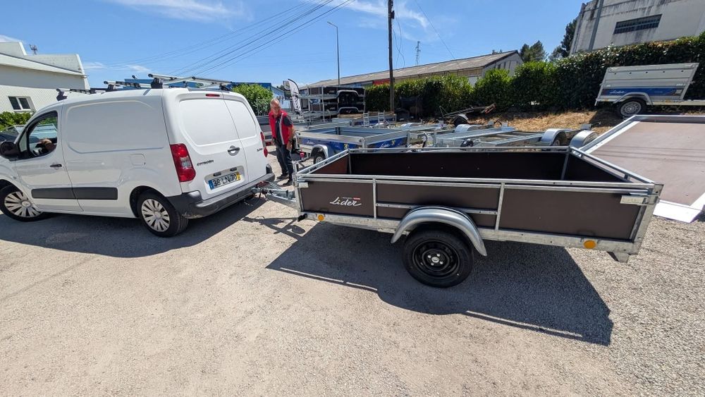 Atrelado 1 eixo c/travao 750kg basculante
