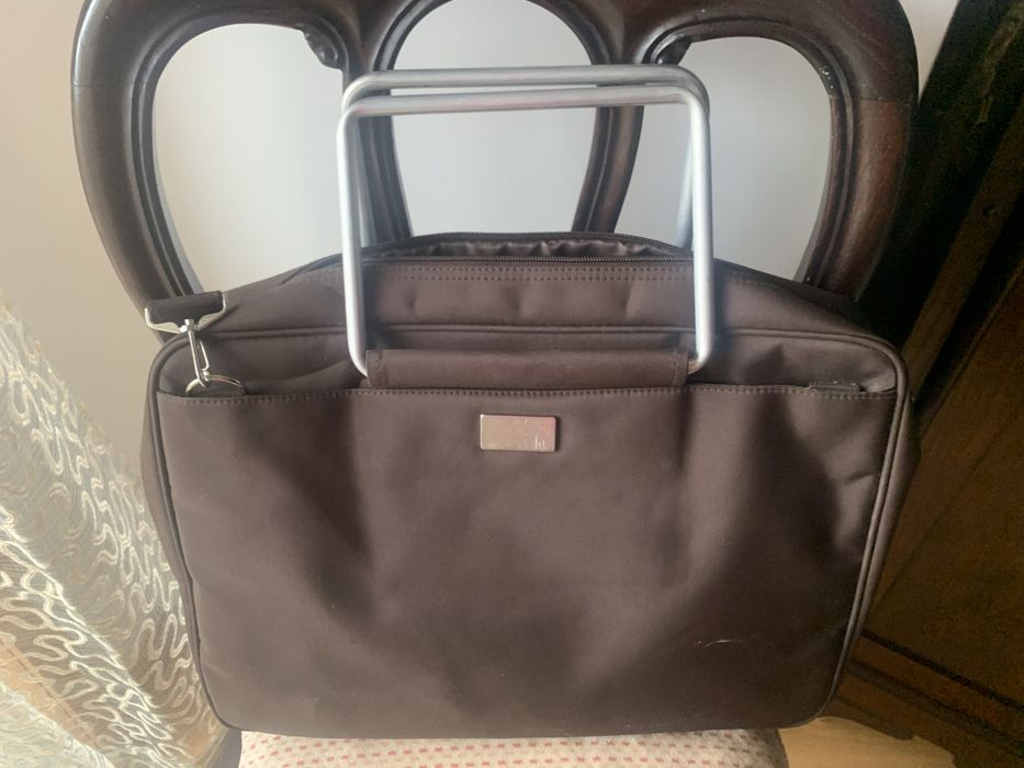 Bolsa documentos ou portátil. com divis e uma  com fecho; marca Avon