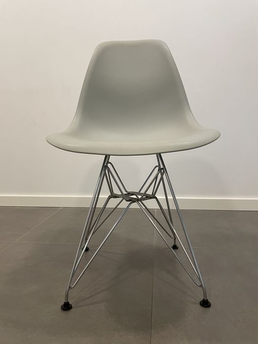 Cadeira cinza, pés inox