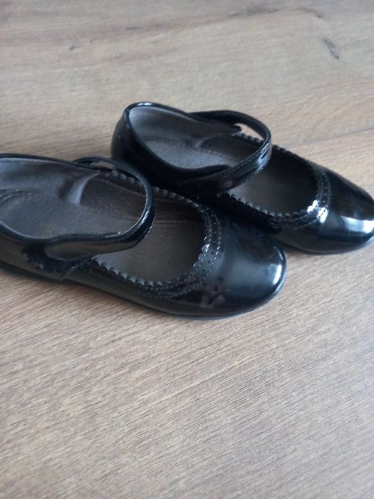 Sandałki wiosenne lakierowane rozmiar 31