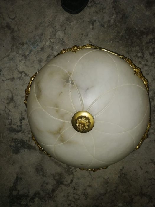 Candeeiro de pedra com dourado