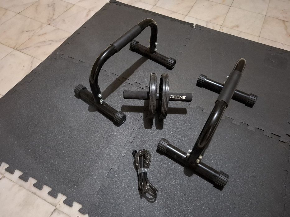 Barras paralelas, roda abdominal, tapete puzzle e corda de saltar