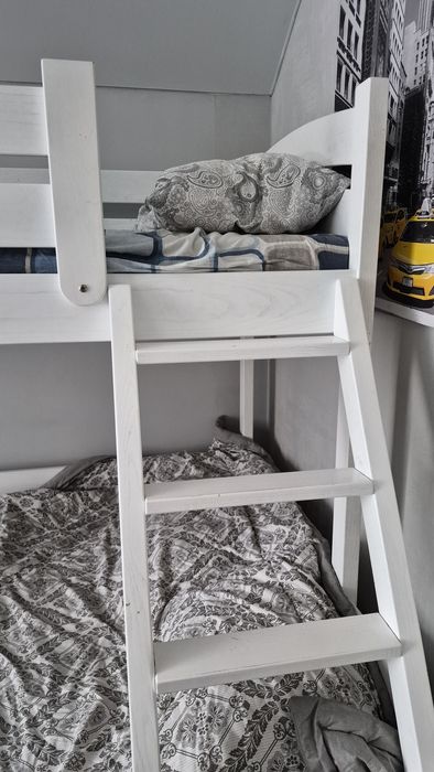 Двоповерхове дерев'яне ліжко