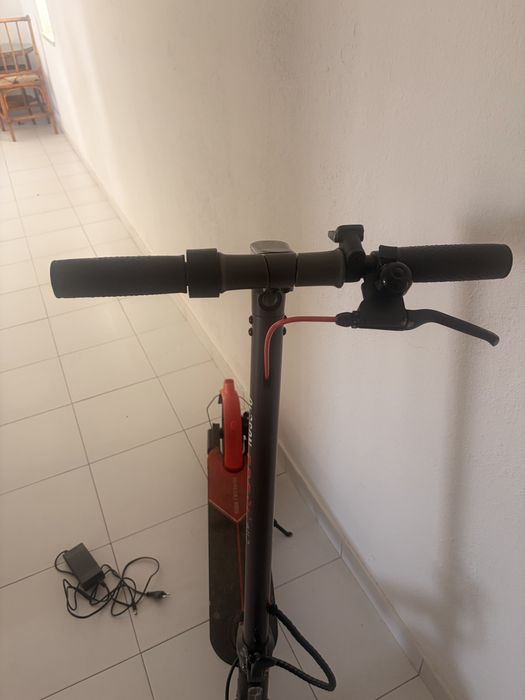 Trotinete Elétrica (para reparação) [OLSSON- fresh wild red] + Carregador semi-Novo