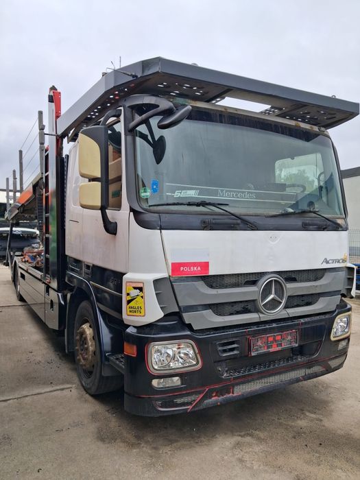 Mercedes auto transporter na chodzie