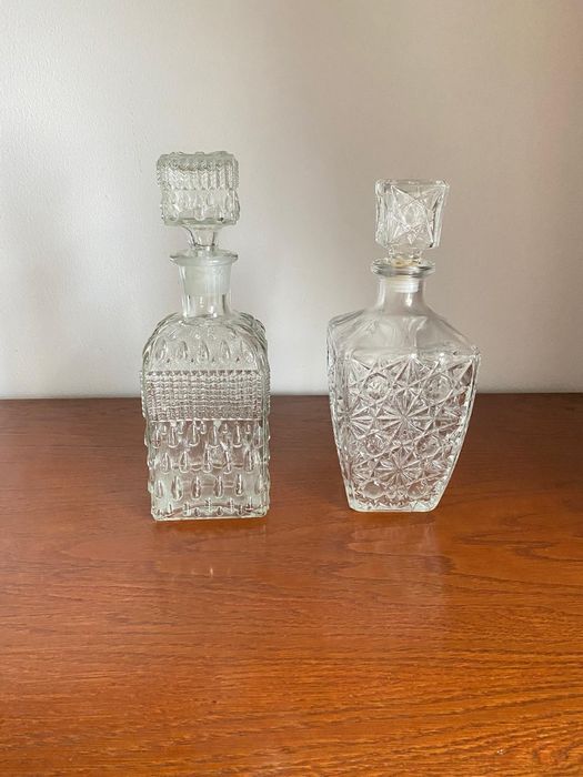 Conjunto 2 garrafas Vintage em vidro trabalhado