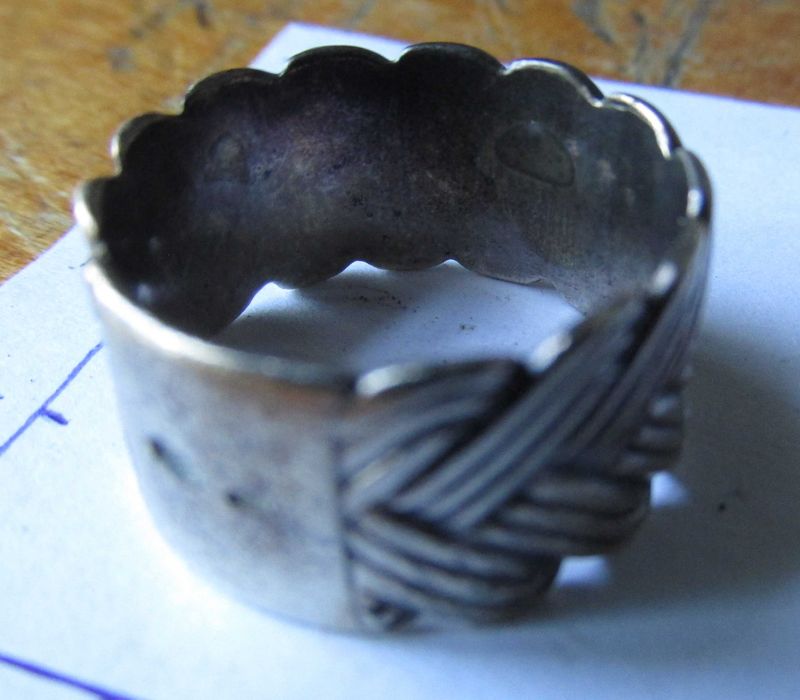 Продам серебряное колечко.