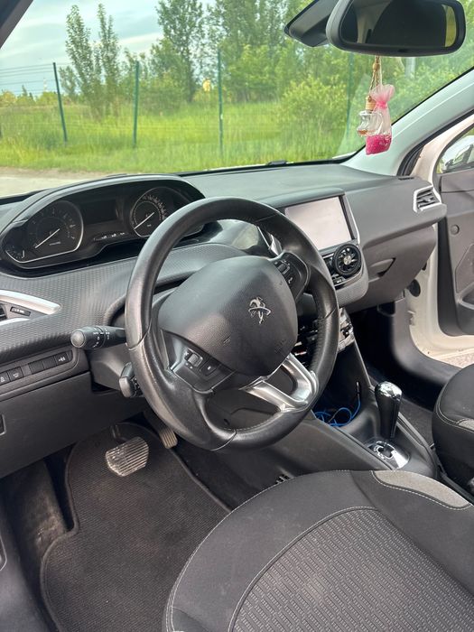 Продаю авто Peugeot 208 2016