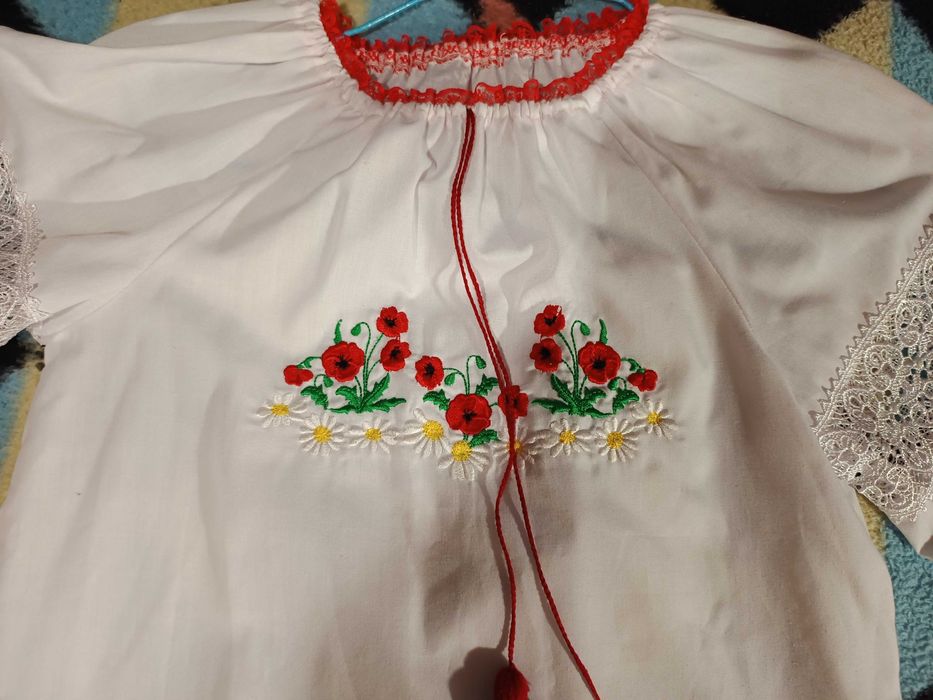 Гарна вишиванка для дівчинки