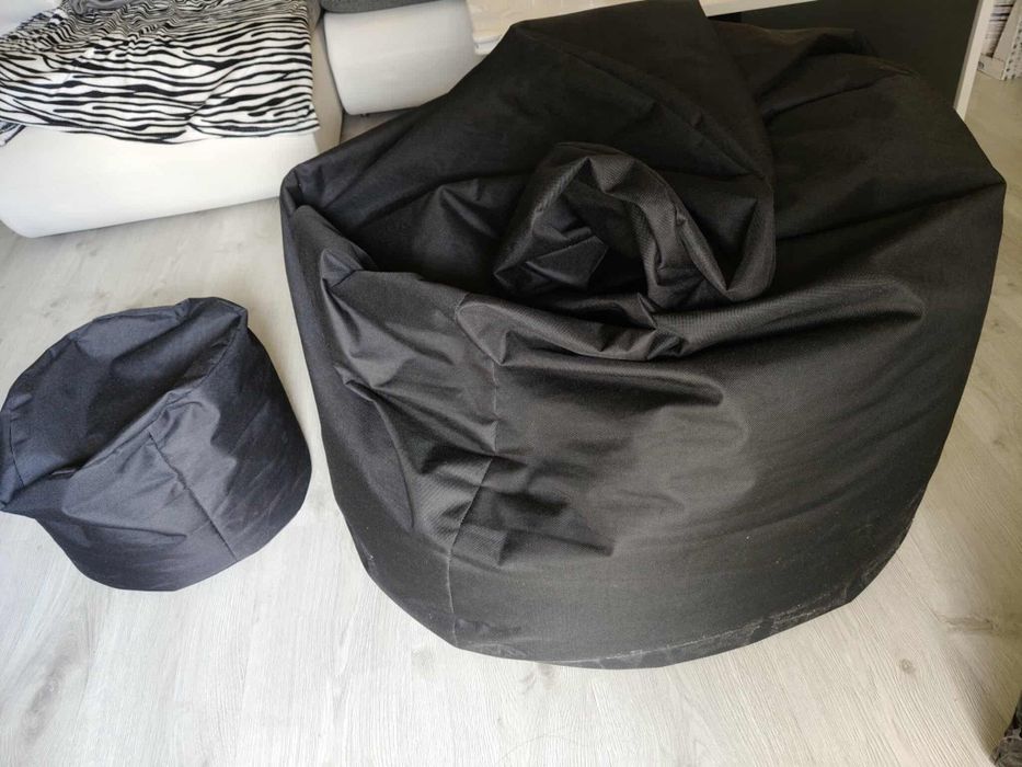 Czarna pufa z podnóżkiem