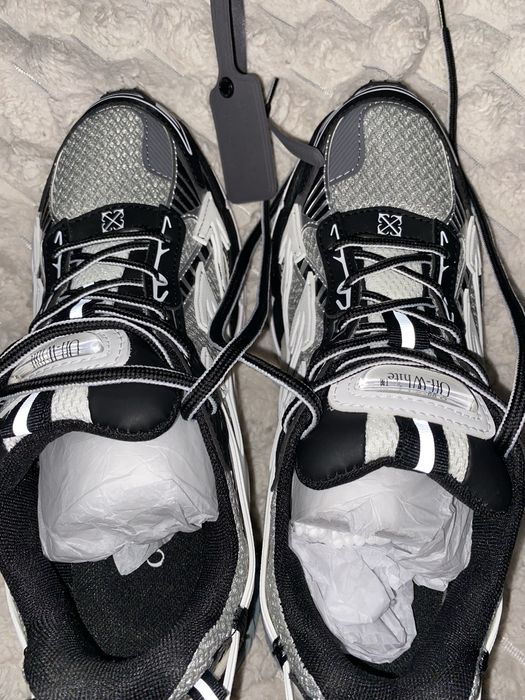 Off-White Be right back 40