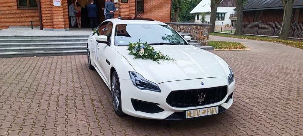 Auto do ślubu Białe Maserati Quattroporte - elegancja, prestiż i styl!