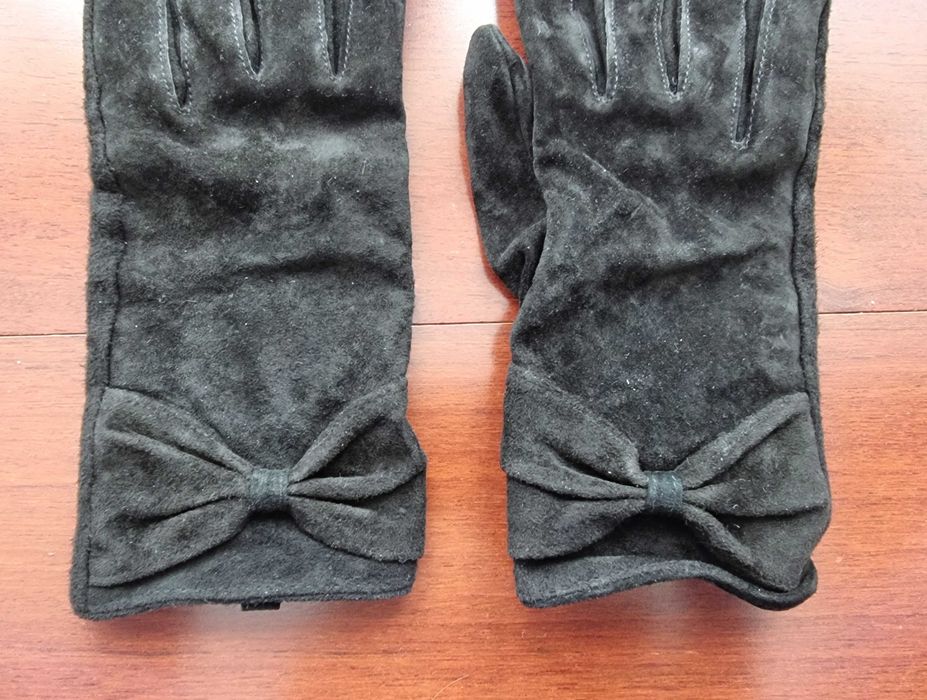 Luvas pretas com detalhe no pulso
