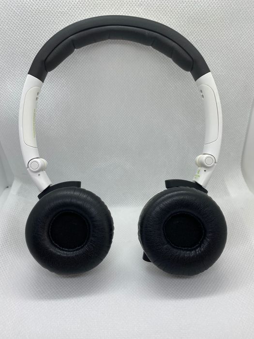 Auscultadores/ Fones AKG com atendedor de chamadas.