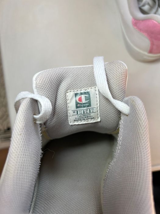 Білі кросівки від Champion – комфортні та стильні.