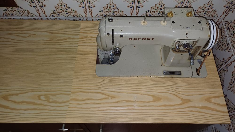 Máquina de costura refrey vintage