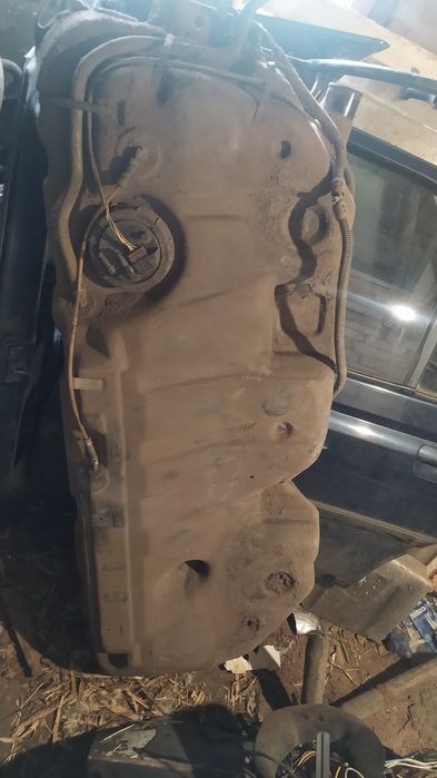 Паливний бак на peugeot 605 пластиковий