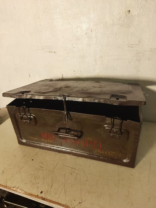 Stara skrzynia wojskowa zapraszam