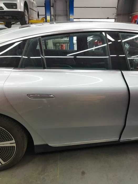 Двері Mercedes Eqs задні праві у зборі