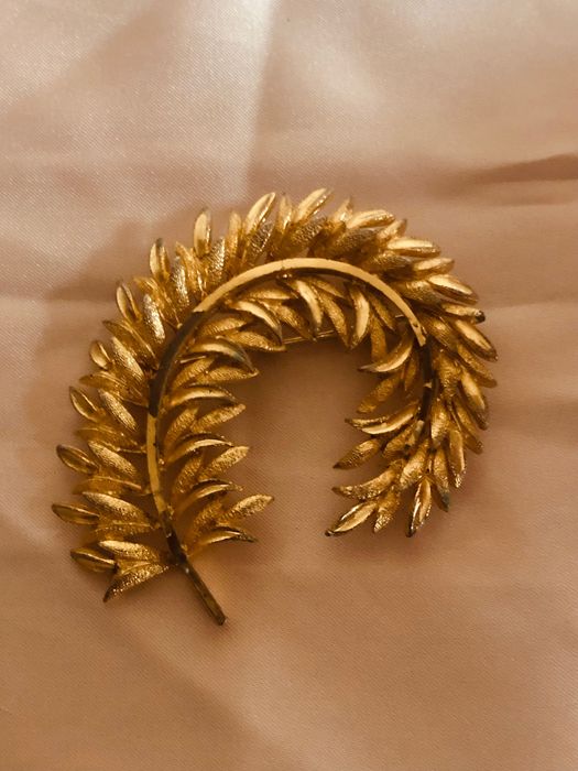 Alfinete de espetar em tons dourados